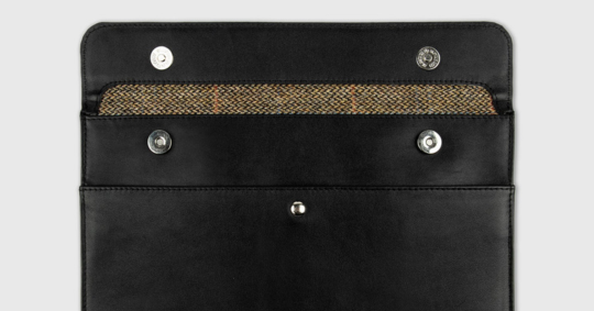 How to choose the right closure for your leather MacBook sleeve?