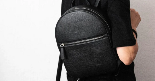 Kompakter Damenrucksack aus Leder