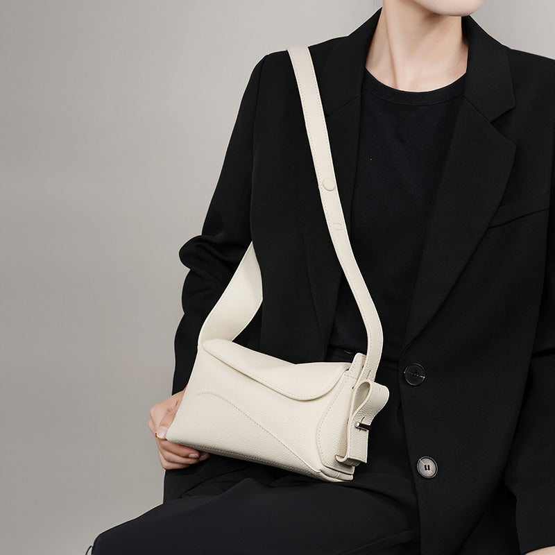 Popular medium-sized leather shoulder bags