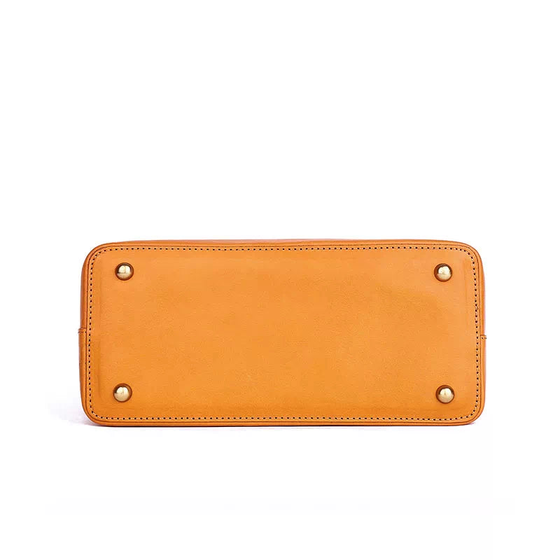Elegant women's crossbody bag in vegetable tanned leather