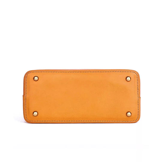 Elegant women's crossbody bag in vegetable tanned leather