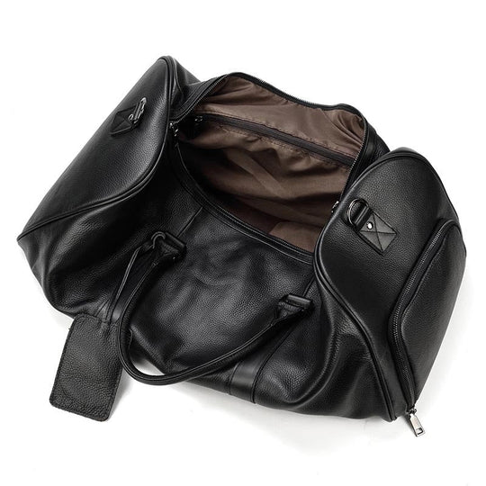 Weekender leather bag with spacious interior