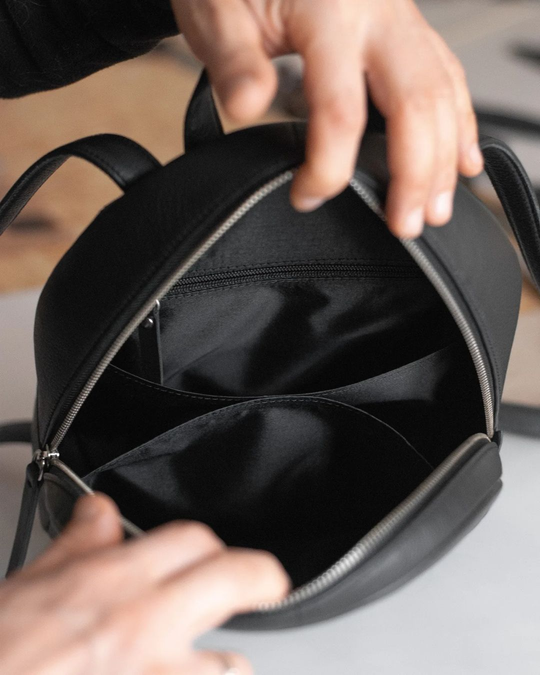 Women's traditional leather backpack