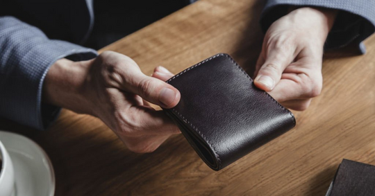 Minimalist leather men's wallet. The ultimate guide