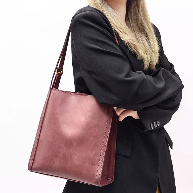 Stylish leather shoulder bag for women