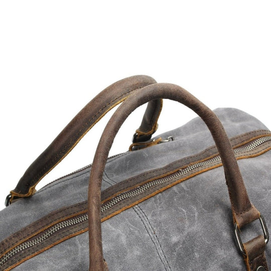 Sleek and versatile weekender travel bag with a retro vibe