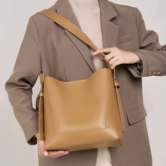 Chic and versatile medium-sized leather handbags