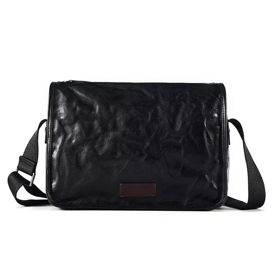Fashionable crossbody bag in black with vegetable-tanned leather