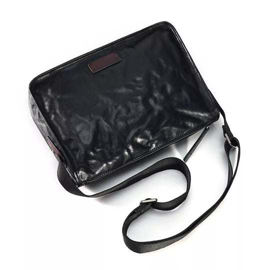 Elegant vegetable-tanned leather crossbody bag in stylish black
