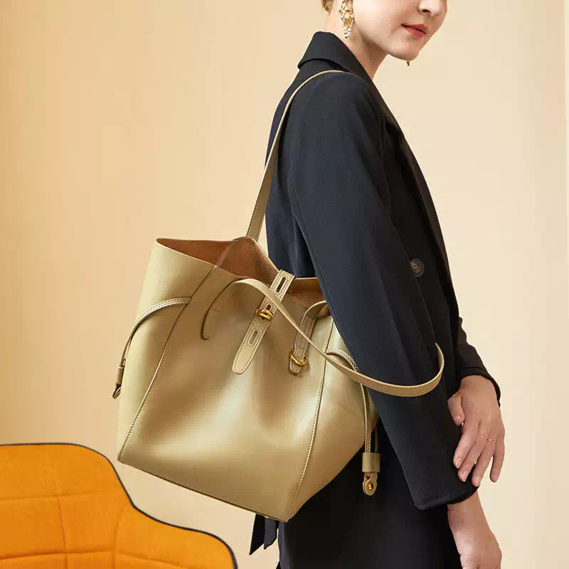 Chic leather tote in beige