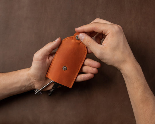Leather key holder with pull strap slim
